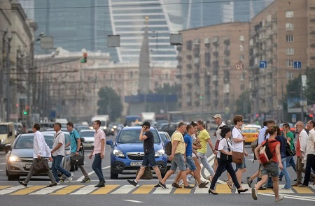 Порно видео: голые девушки на улицах москвы